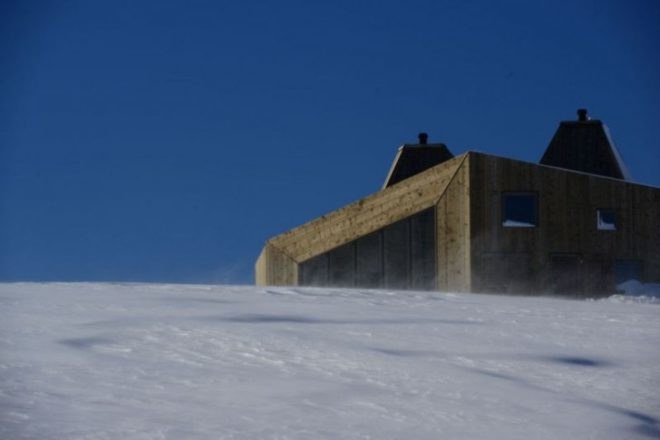 Jarmund and Vigsnæs, Rabothytta, trekker lodge, architecture, Okstindan mountains, trekker refuge, Kebony wood, locally sourced materials, resilient building materials, mountain refuge norway, norwegian architecture