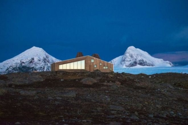Jarmund and Vigsnæs, Rabothytta, trekker lodge, architecture, Okstindan mountains, trekker refuge, Kebony wood, locally sourced materials, resilient building materials, mountain refuge norway, norwegian architecture