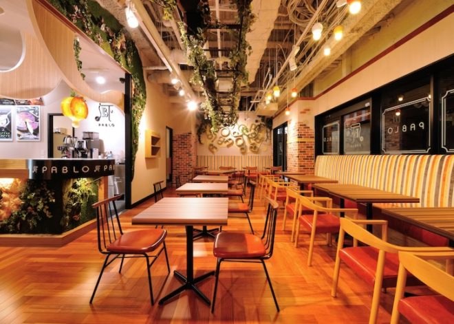 green wall, cheese tart, yokohama, pablo, rondo, hyongo, interior design, cheese shop design, restaurant design, exposed brick, organic-inspired walls, bakery, bakery interior design, japanese architecture