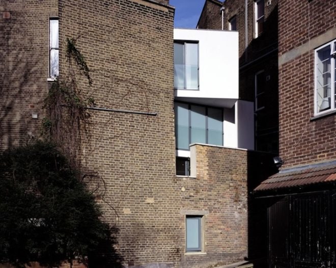 Maida Vale, London, London architecture, Boyarsky Murphy Architects, skinny house, narrow house, sliver house, wedge-shaped site, wedge-shaped building, tinted windows, natural light, split-level, skylight, glass facade