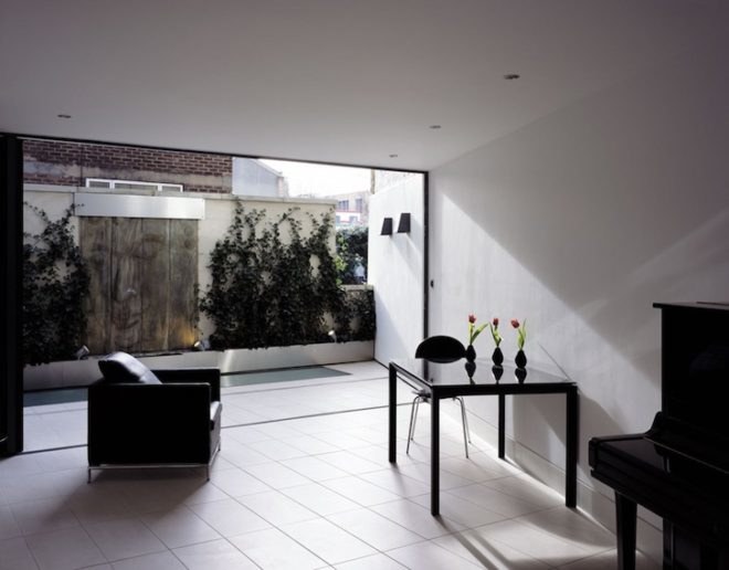 Maida Vale, London, London architecture, Boyarsky Murphy Architects, skinny house, narrow house, sliver house, wedge-shaped site, wedge-shaped building, tinted windows, natural light, split-level, skylight, glass facade