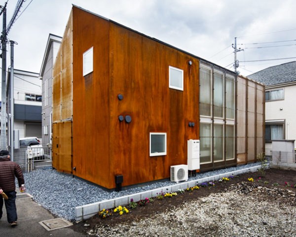 Sugawaradaisuke Studio, Transustainable House, Tokyo home, rusty exterior, adaptable home, semi-indoor areas