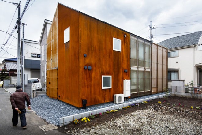 Sugawaradaisuke Studio, Transustainable House, Tokyo home, rusty exterior, adaptable home, semi-indoor areas
