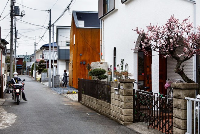 Sugawaradaisuke Studio, Transustainable House, Tokyo home, rusty exterior, adaptable home, semi-indoor areas