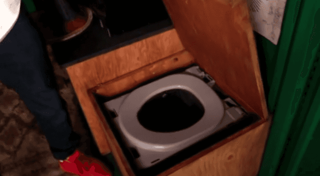 deke's dumpster house, 2 broke girls, 2 broke girls dumpster house, deke 2 broke girls, deke's house, deke dumpster, tiny homes, tiny house, dumpster house, tiny living, small living, eric andre