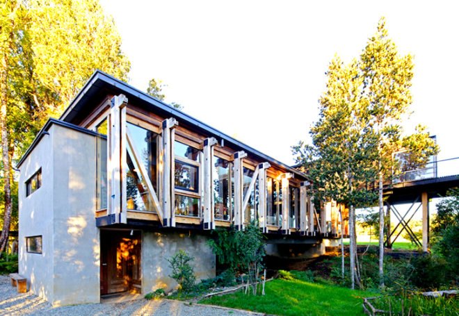 Casa Estero Puente Chile, Chile architecture, Aranguiz-Bunster Arquitectos, Chilean architects, reused wood, recycled building materials, salvaged wood, green architecture, wood architecture, villa design, natural lighting, sustainable building material, Chile villas, Latin American architecture