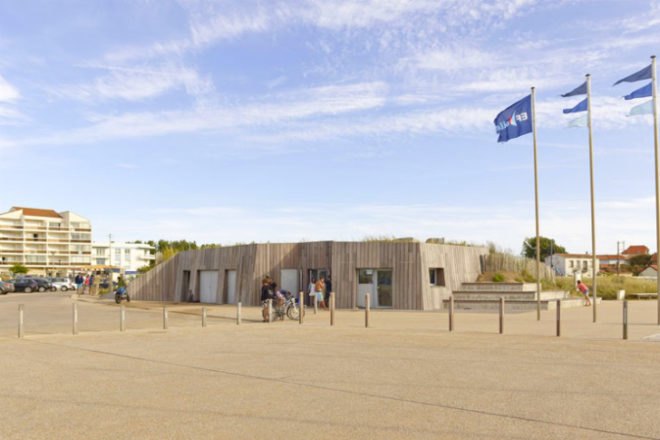Dune Habitee, Dune Inhabited, The Architectes, dune landscape, french seaside, beach shop, watersport shop, daylighting