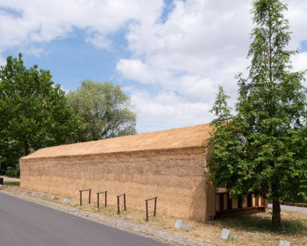 Guinée*Potin Architectes, Footcheball, long playground, thatched building, Nantes