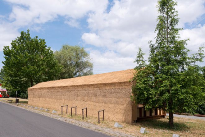 Guinée*Potin Architectes, Footcheball, long playground, thatched building, Nantes