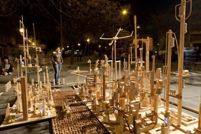 Valencia, fallas festival, bipolaire arquitectos, pink intruder, spain, urban installation, wood waste, recycled wood, urban intervention,