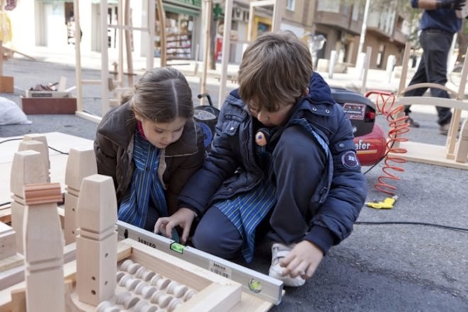 Valencia, fallas festival, bipolaire arquitectos, pink intruder, spain, urban installation, wood waste, recycled wood, urban intervention,