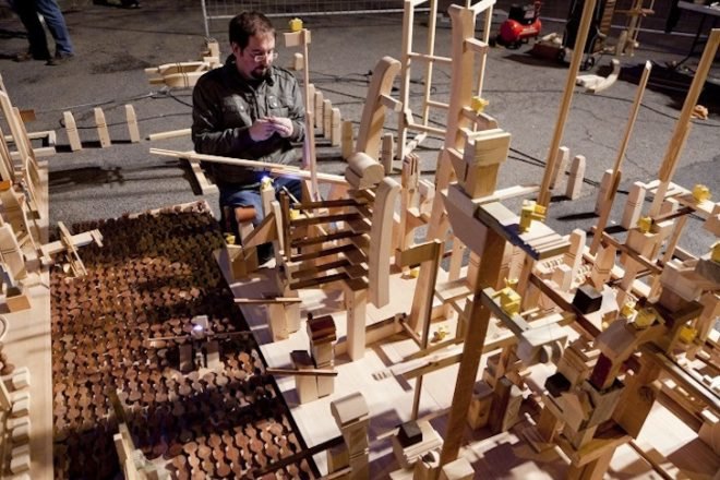 Valencia, fallas festival, bipolaire arquitectos, pink intruder, spain, urban installation, wood waste, recycled wood, urban intervention,