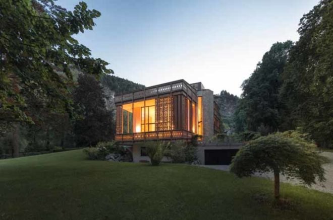 lakeside villa Austria, wooden shade screens, wood screen, wood facade, Viennese architects, Alexander Diem, Austrian architecture, facade patterns, patterns, wood patterns, traditional patterns, residential architecture