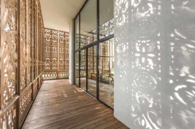 lakeside villa Austria, wooden shade screens, wood screen, wood facade, Viennese architects, Alexander Diem, Austrian architecture, facade patterns, patterns, wood patterns, traditional patterns, residential architecture