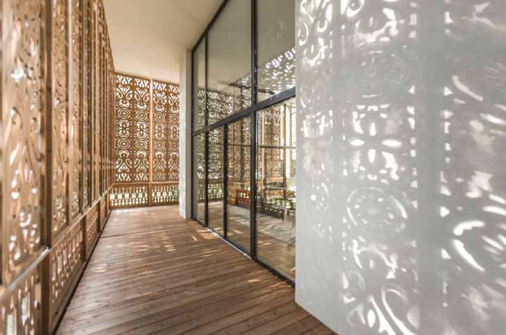 lakeside villa Austria, wooden shade screens, wood screen, wood facade, Viennese architects, Alexander Diem, Austrian architecture, facade patterns, patterns, wood patterns, traditional patterns, residential architecture