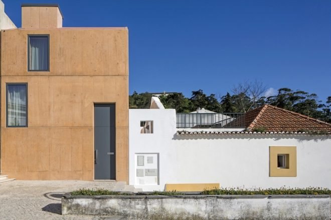 Paratelier, palmela, portugal, Zé House, wooden formwork, concrete casting, ochre pigment, ochre concrete, recycled wood, reclaimed wood, sustainable architecture,