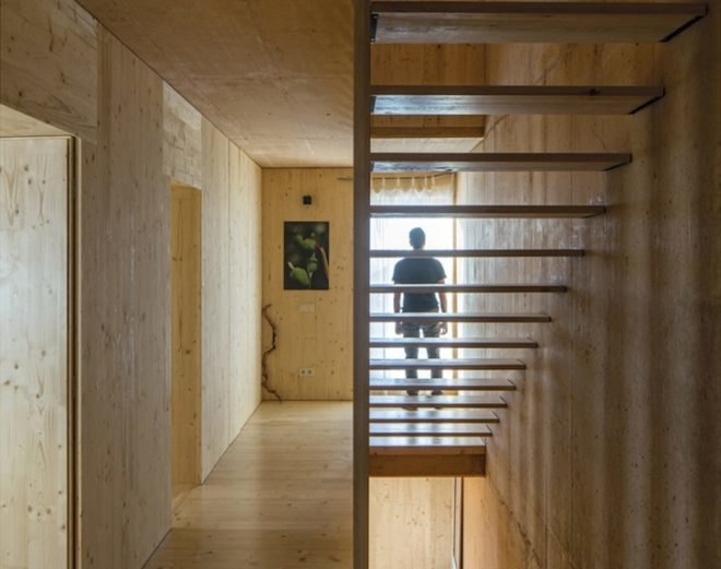 Paratelier, palmela, portugal, Zé House, wooden formwork, concrete casting, ochre pigment, ochre concrete, recycled wood, reclaimed wood, sustainable architecture,