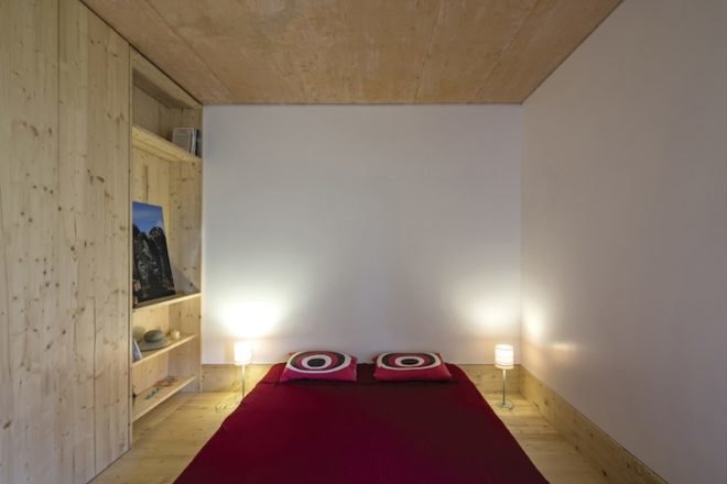Paratelier, palmela, portugal, Zé House, wooden formwork, concrete casting, ochre pigment, ochre concrete, recycled wood, reclaimed wood, sustainable architecture,
