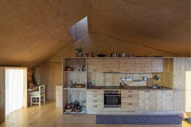 Paratelier, palmela, portugal, Zé House, wooden formwork, concrete casting, ochre pigment, ochre concrete, recycled wood, reclaimed wood, sustainable architecture,