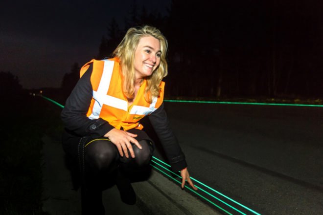 green design, eco design, sustainable design, Daan Roosengaarde, Smart highways, Glowing Highways, Heijmans Infrastructure, solar powered highway, Glowing Lines