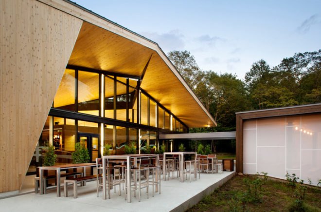 Discovery Centre Québec, Canada, Smith Vigeant Architects, wooden architecture, wooden structure, wood facade, rustic house, lake house, facade design, Canadian architects