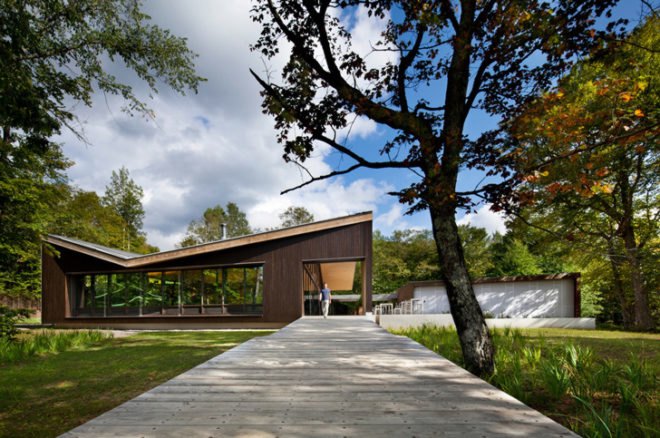 Discovery Centre Québec, Canada, Smith Vigeant Architects, wooden architecture, wooden structure, wood facade, rustic house, lake house, facade design, Canadian architects