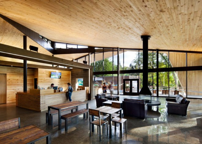 Discovery Centre Québec, Canada, Smith Vigeant Architects, wooden architecture, wooden structure, wood facade, rustic house, lake house, facade design, Canadian architects
