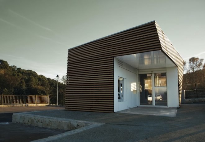 france, Jean-Luc Fugier, bakelised plywood, brise-soleil, cabin, parking attendant pavilion, timber shell, timber hut, polycarbonate alveolar panels,