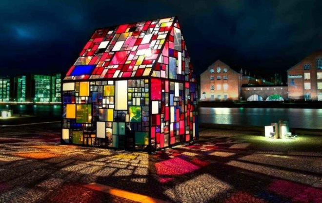 Tom Fruin, art, nyc art exhibition, brookyn bridge art installation, stained glass house, brookyn bridge park, glass installations, performance art