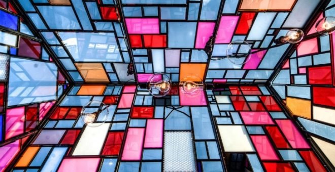 Tom Fruin, art, nyc art exhibition, brookyn bridge art installation, stained glass house, brookyn bridge park, glass installations, performance art