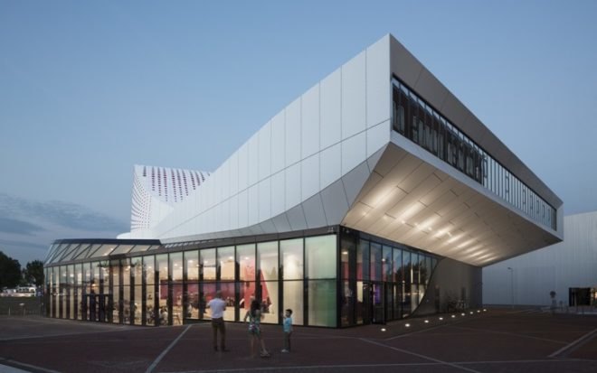 UNStudio, Theatre de Stoep, Spijkeniss, architecture, theater design, theater acoustics, urban design, dutch architecture, LED lighting