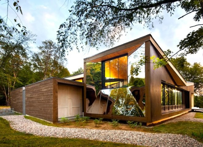 Discovery Centre Québec, Canada, Smith Vigeant Architects, wooden architecture, wooden structure, wood facade, rustic house, lake house, facade design, Canadian architects
