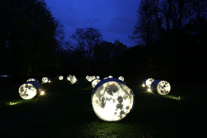 Bruce Munro, Winter Light at Waddesdon, straw bales, Waddesdon Manor House, PET bottles installation, Fiber Optic