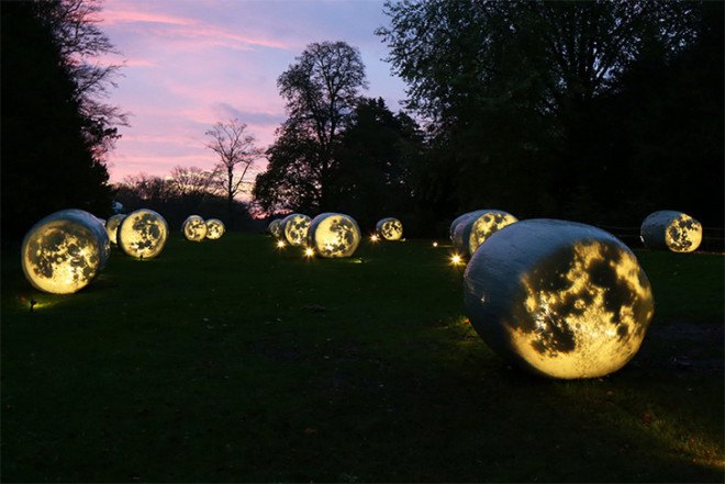 Bruce Munro, Winter Light at Waddesdon, straw bales, Waddesdon Manor House, PET bottles installation, Fiber Optic