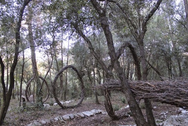land art, spencer byles, forest sculptures, forest sculptures france, found materials, natural artwork