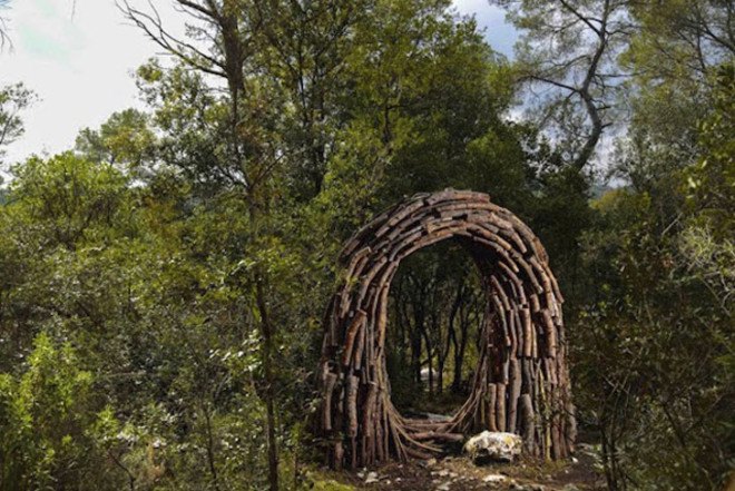 land art, spencer byles, forest sculptures, forest sculptures france, found materials, natural artwork