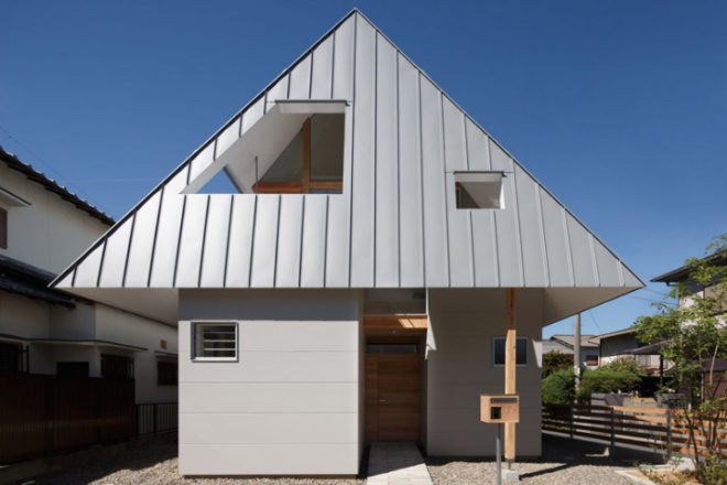 House AA, Mocha Architects, tiny japanese house, overhanging roof, solar shading, sun shading, japan, tiny house, small space living