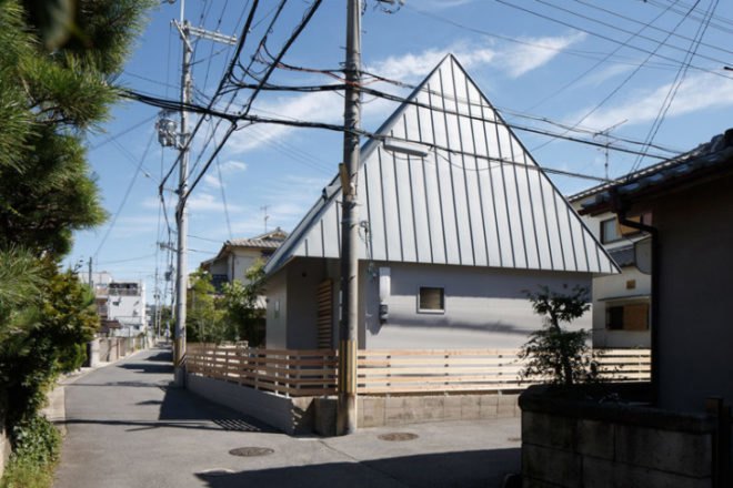 House AA, Mocha Architects, tiny japanese house, overhanging roof, solar shading, sun shading, japan, tiny house, small space living