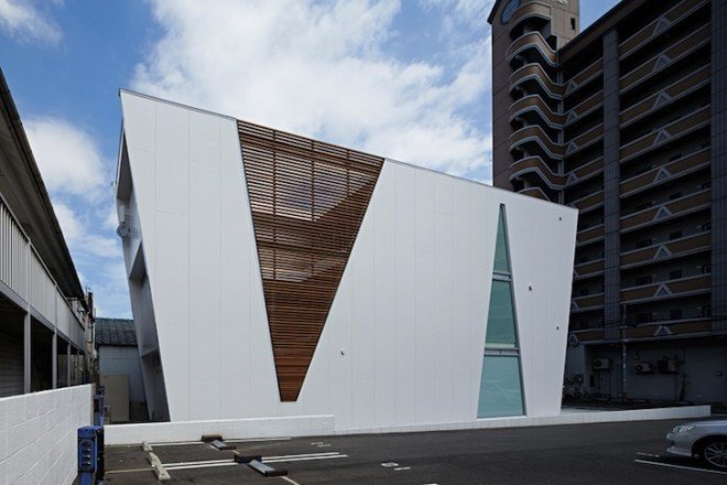 House in Tatemachi, Masao Yahagi Architects, Kitakyushu, Japan, cone-shaped void, natural daylight, ventilation, privacy, wooden louvers, open tread stairs, inner courtyard,