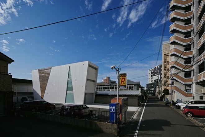 House in Tatemachi, Masao Yahagi Architects, Kitakyushu, Japan, cone-shaped void, natural daylight, ventilation, privacy, wooden louvers, open tread stairs, inner courtyard,