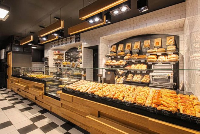 Mode:lina architekci, Doppio Cafe Bistro / Bartkowscy, sustainable renovation, polish bakery, recycled baking trays, baking trays as lamps, tradition and modernity, wooden furniture,