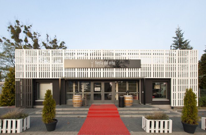 Shipping Pallets, Poland, Mode:Lina Architekci, Wine Shop, recycled materials, Poznań, Polish architects, pallet architecture, reused building materials