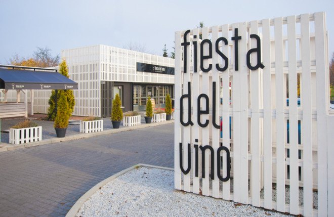 Shipping Pallets, Poland, Mode:Lina Architekci, Wine Shop, recycled materials, Poznań, Polish architects, pallet architecture, reused building materials