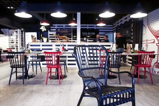 Shipping Pallets, Poland, Mode:Lina Architekci, Wine Shop, recycled materials, Poznań, Polish architects, pallet architecture, reused building materials
