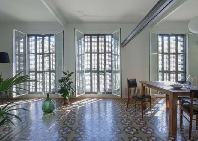 Nook Architects, Barcelona, renovation, green renovation, apartment renovation, flexible space, wooden walls, modular spaces, mosaic tiles, mosaic floors, adaptation, interior design, traditional floors