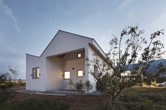 twin peaks house, south korea, mountain-inspired architecture, zigzag roof, apparat-c, children play space, open plan layout, gable roof, high ceilings,