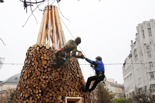 Charity Tree, Hungarian Interchurch Aid, Design Terminal, Hello Wood, Christmas tree, firewood, Budapest, timber installation, wood installation, Hungary, Philips, Philips Hungary,