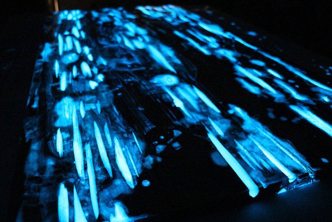 Instructables, Mike Warren, glow-in-the-dark table, DIY table, how-to, rugged wood table, photo luminescent powder, resin mix