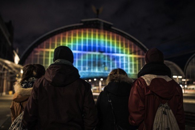 Daan Roosegaarde, Amsterdam Central Station, art installation, liquid crystal technology, projected light, rainbow, UNESCO Year of the Light, Year of the Light, Rainbow Station, Amsterdam,