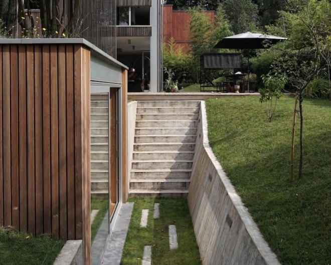 Belgium, workshop, l’escaut, atelier, skylight, natural light, larch, wood workshop, green roof, l’escaut architecture, glass sliding doors, raw concrete, sunken architecture, wooden office, office, tiny office, tiny building, white concrete, prairie grass